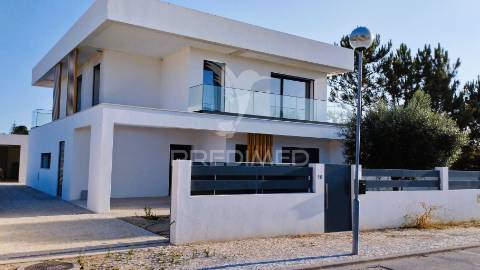 Terraço, suíte, garagem 2 viaturas, closet, piscina 4 x 7.5