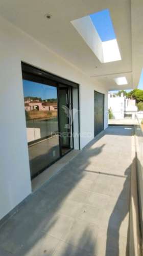 Terraço, suíte, garagem 2 viaturas, closet, piscina 4 x 7.5