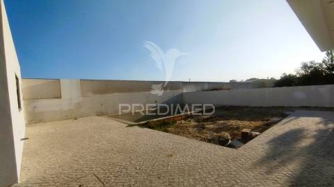 Terraço, suíte, garagem 2 viaturas, closet, piscina 4 x 7.5