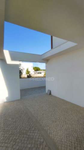 Terraço, suíte, garagem 2 viaturas, closet, piscina 4 x 7.5