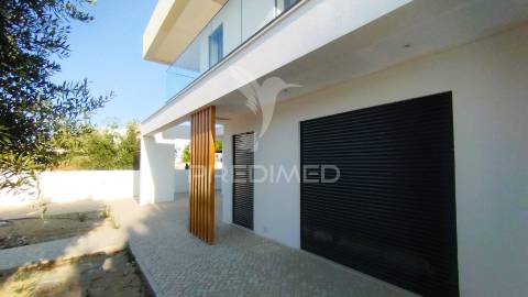 Terraço, suíte, garagem 2 viaturas, closet, piscina 4 x 7.5