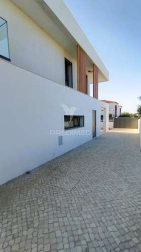 Terraço, suíte, garagem 2 viaturas, closet, piscina 4 x 7.5