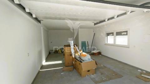 Terraço, suíte, garagem 2 viaturas, closet, piscina 4 x 7.5