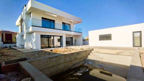 Terraço, suíte, garagem 2 viaturas, closet, piscina 4 x 7.5