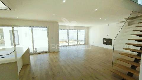 Terraço, suíte, garagem 2 viaturas, closet, piscina 4 x 7.5