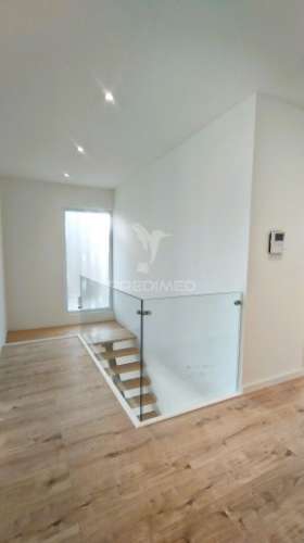 Terraço, suíte, garagem 2 viaturas, closet, piscina 4 x 7.5