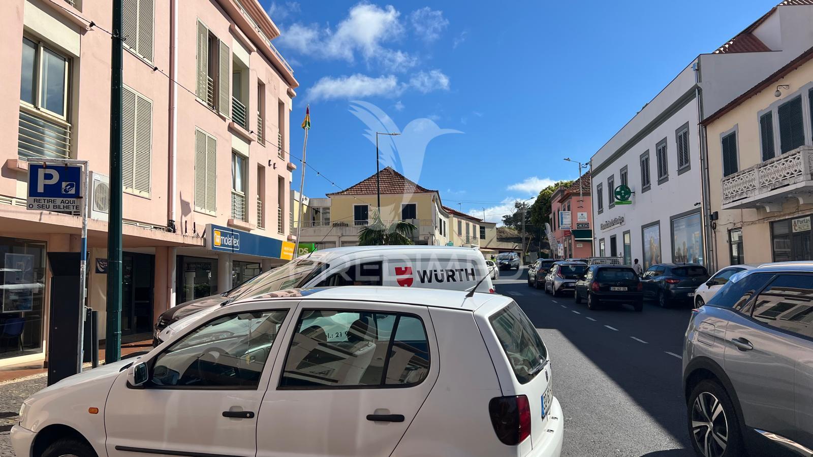 Loja á venda no centro do caniço - ilha da madeira