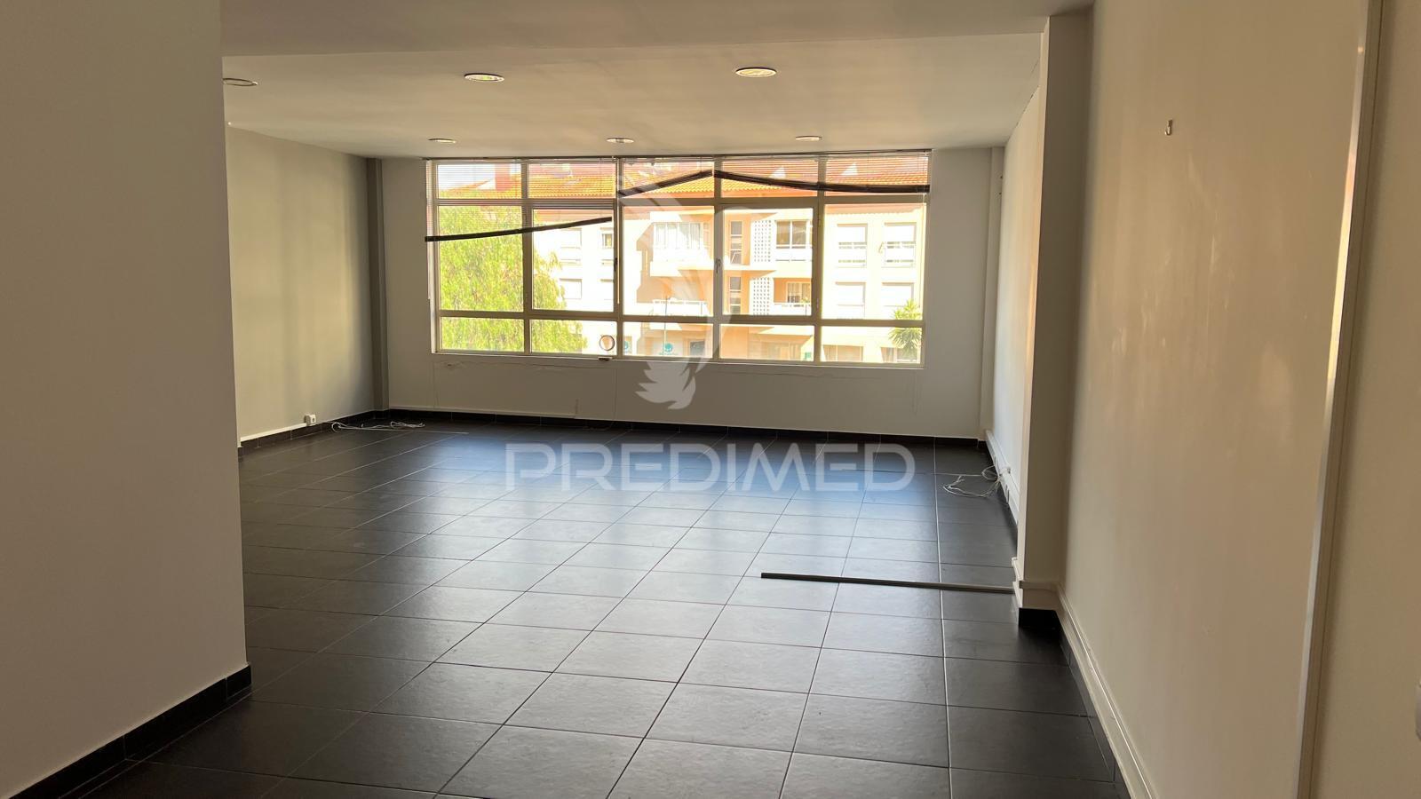 Loja á venda no centro do caniço - ilha da madeira