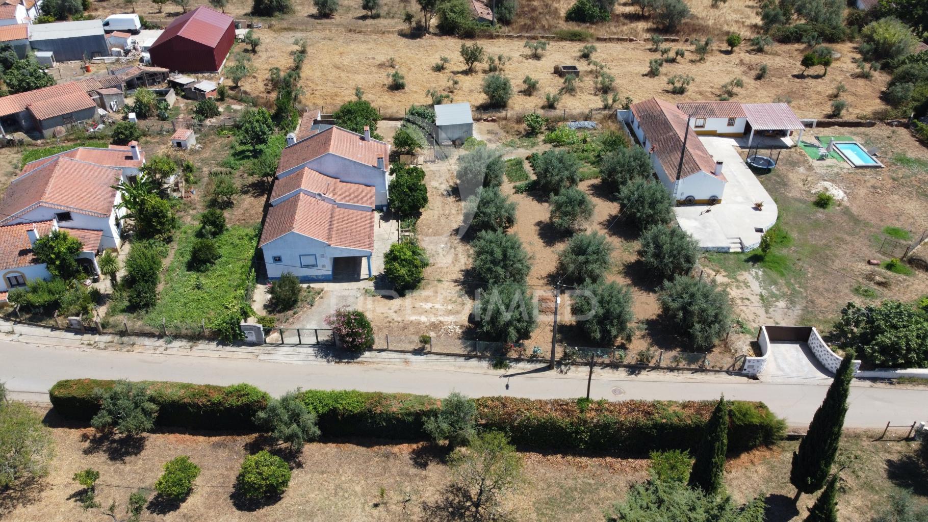 Moradia tipo quinta dentro da aldeia