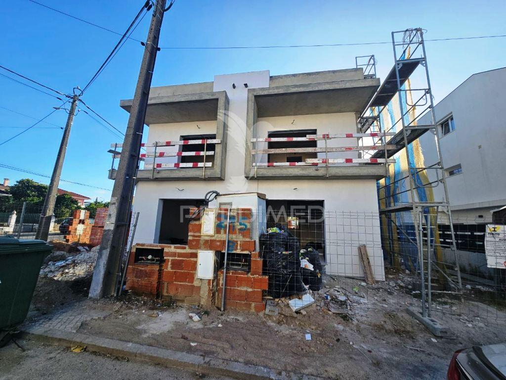 Moradia geminada t3 em gaveto, na quinta do conde