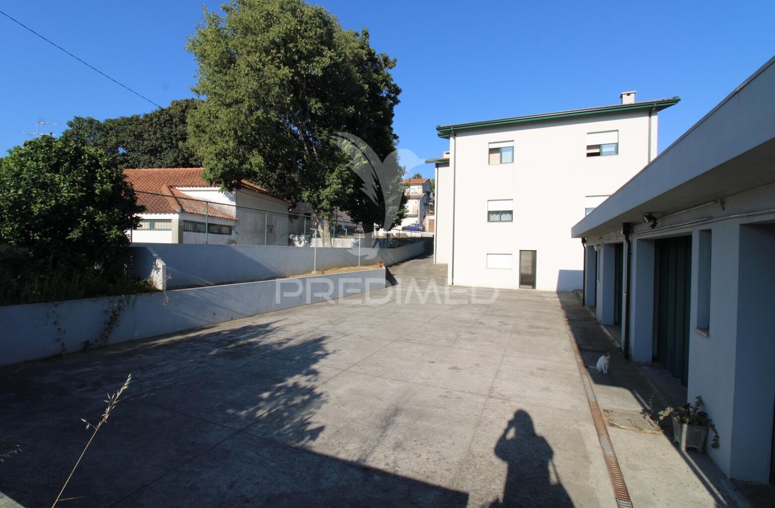 Andar moradia t2, varanda, box e jardim privado em guilhabreu