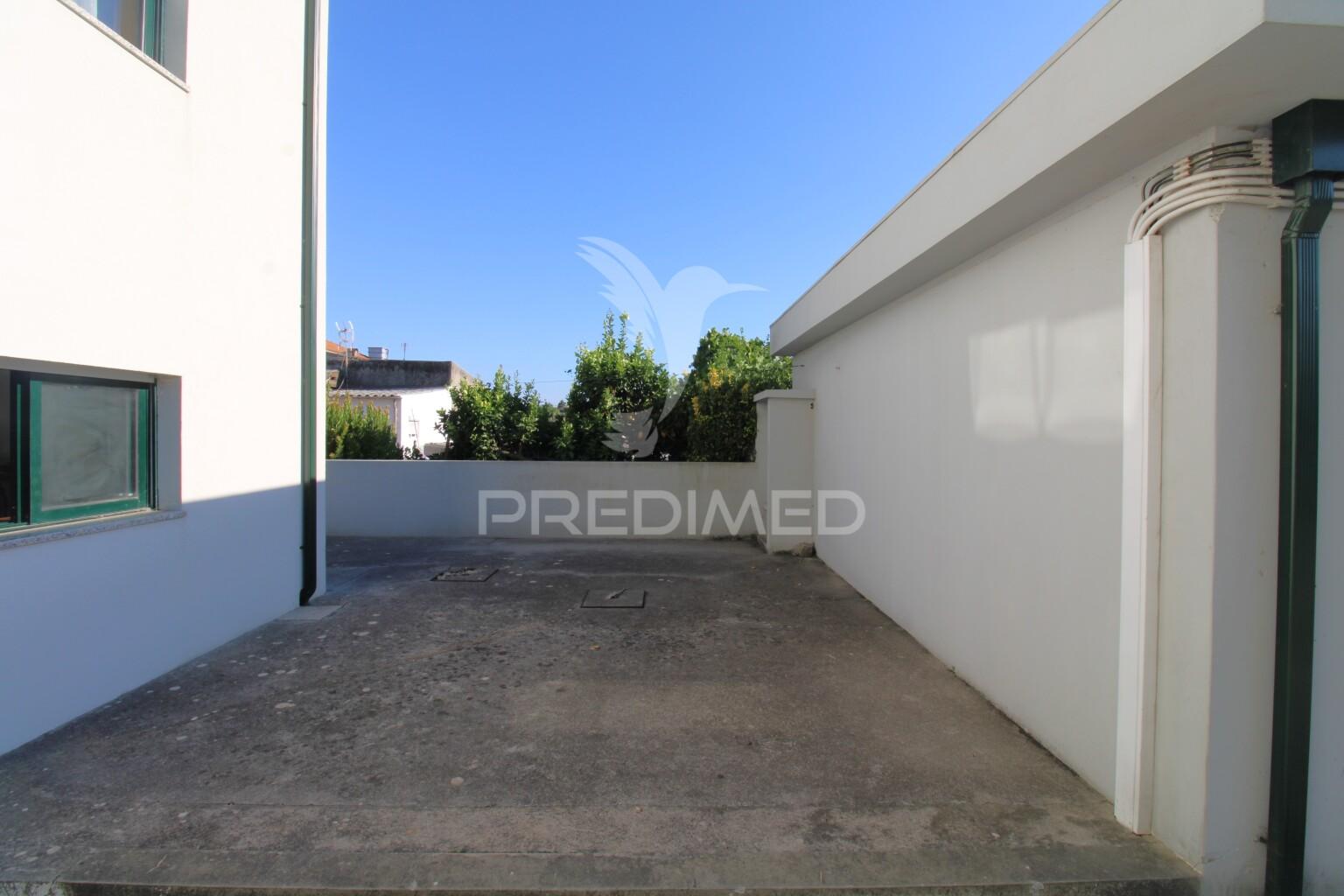 Andar moradia t2, varanda, box e jardim privado em guilhabreu
