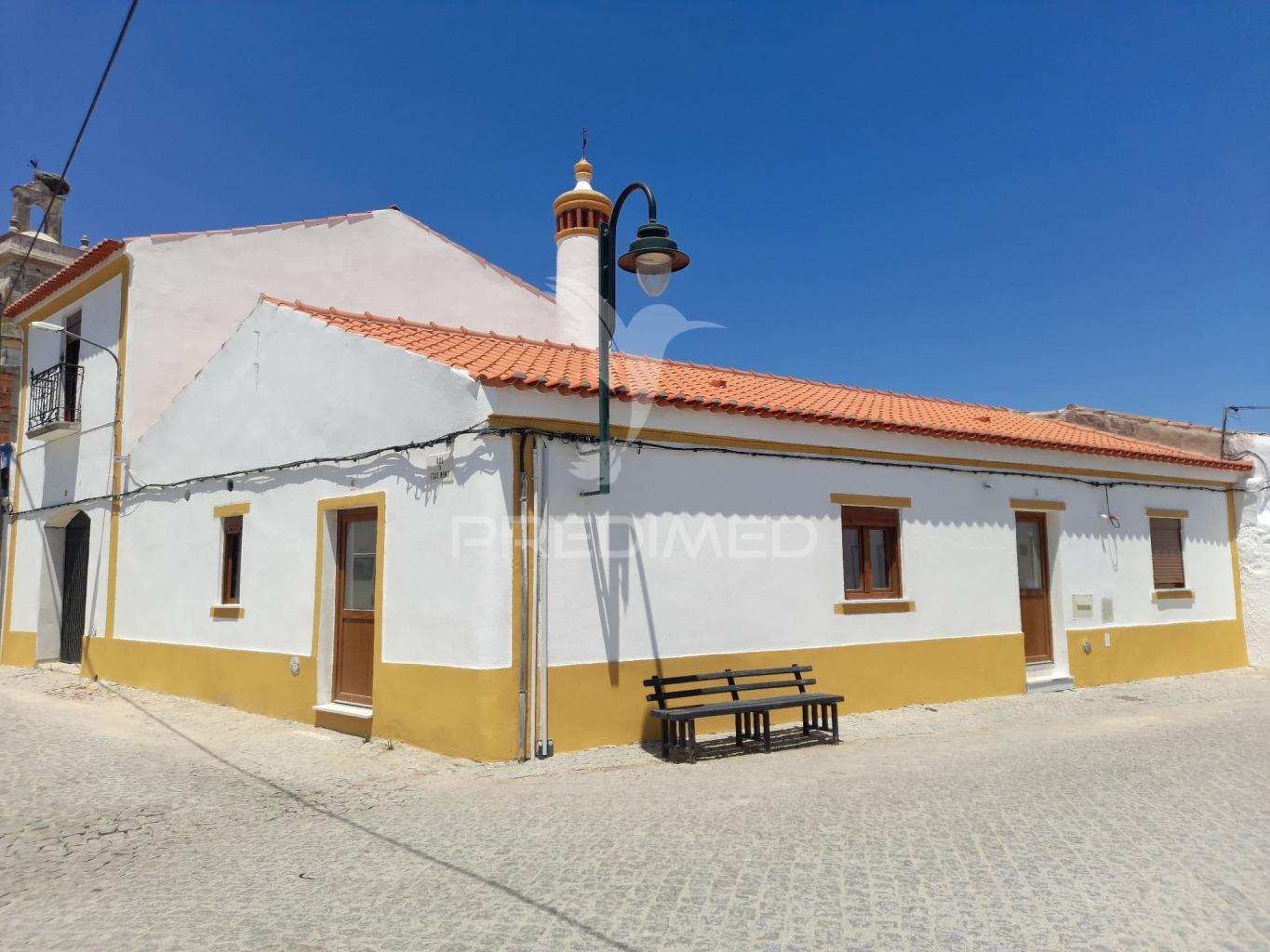 Casinha típica alentejana t4 totalmente remodelada com quintal -pias