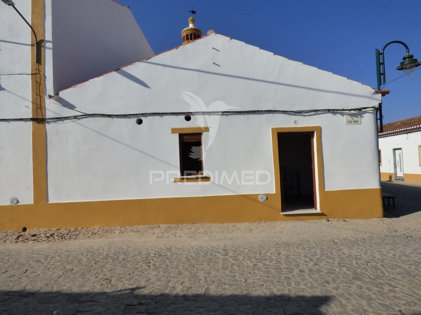 Casinha típica alentejana t4 totalmente remodelada com quintal -pias