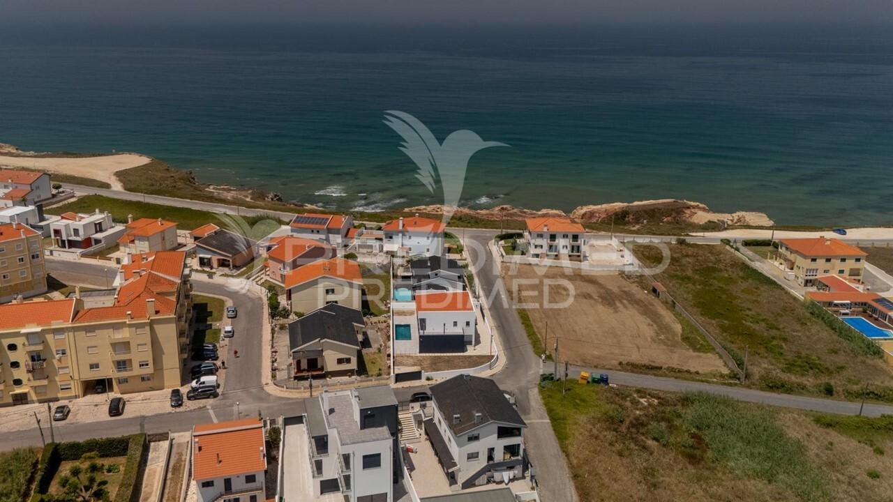 Moradia moderna t3+1 a 50 metros da praia, com vista para o oceano atlântico