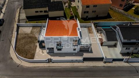 Moradia moderna t3+1 a 50 metros da praia, com vista para o oceano atlântico