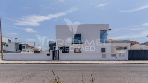 Moradia moderna t3+1 a 50 metros da praia, com vista para o oceano atlântico