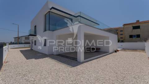 Moradia moderna t3+1 a 50 metros da praia, com vista para o oceano atlântico