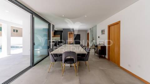 Moradia moderna t3+1 a 50 metros da praia, com vista para o oceano atlântico