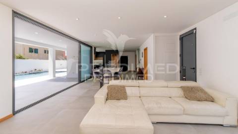 Moradia moderna t3+1 a 50 metros da praia, com vista para o oceano atlântico