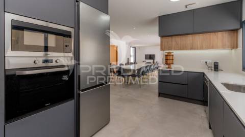 Moradia moderna t3+1 a 50 metros da praia, com vista para o oceano atlântico