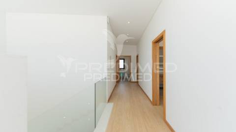 Moradia moderna t3+1 a 50 metros da praia, com vista para o oceano atlântico