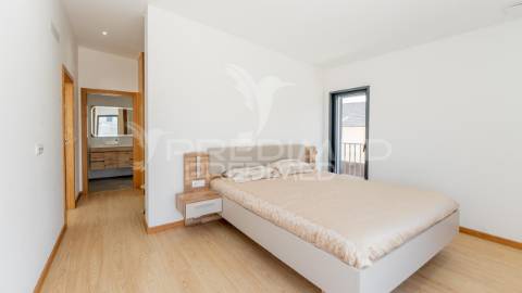 Moradia moderna t3+1 a 50 metros da praia, com vista para o oceano atlântico