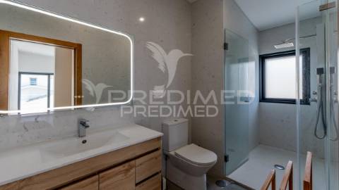 Moradia moderna t3+1 a 50 metros da praia, com vista para o oceano atlântico