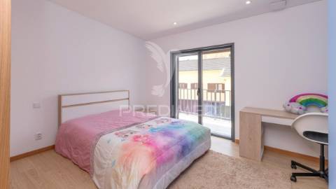 Moradia moderna t3+1 a 50 metros da praia, com vista para o oceano atlântico