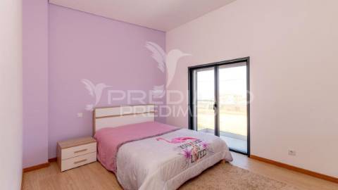 Moradia moderna t3+1 a 50 metros da praia, com vista para o oceano atlântico