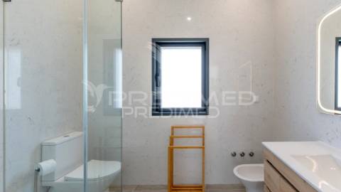 Moradia moderna t3+1 a 50 metros da praia, com vista para o oceano atlântico