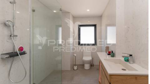 Moradia moderna t3+1 a 50 metros da praia, com vista para o oceano atlântico