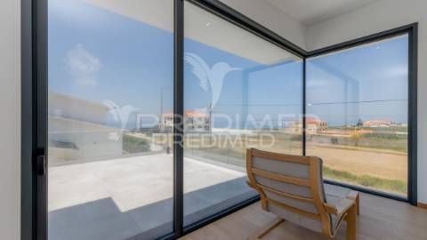 Moradia moderna t3+1 a 50 metros da praia, com vista para o oceano atlântico