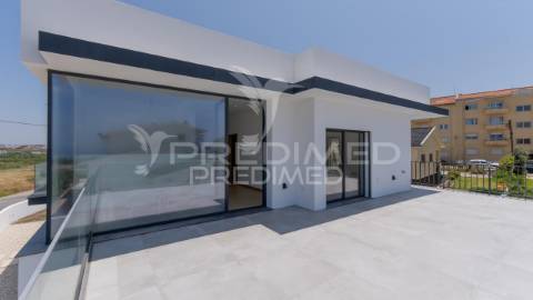 Moradia moderna t3+1 a 50 metros da praia, com vista para o oceano atlântico