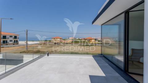 Moradia moderna t3+1 a 50 metros da praia, com vista para o oceano atlântico