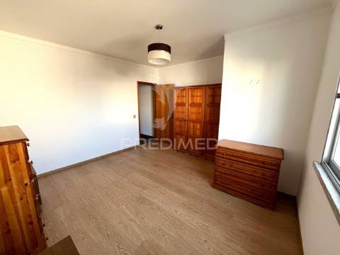 Apartamento t3 em bairro familiar de sines