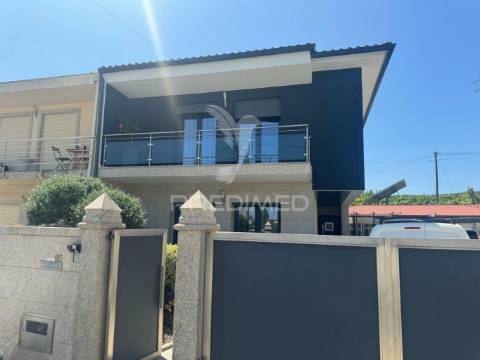 Moradia t3 c/piscina em são clemente de sande - guimarães