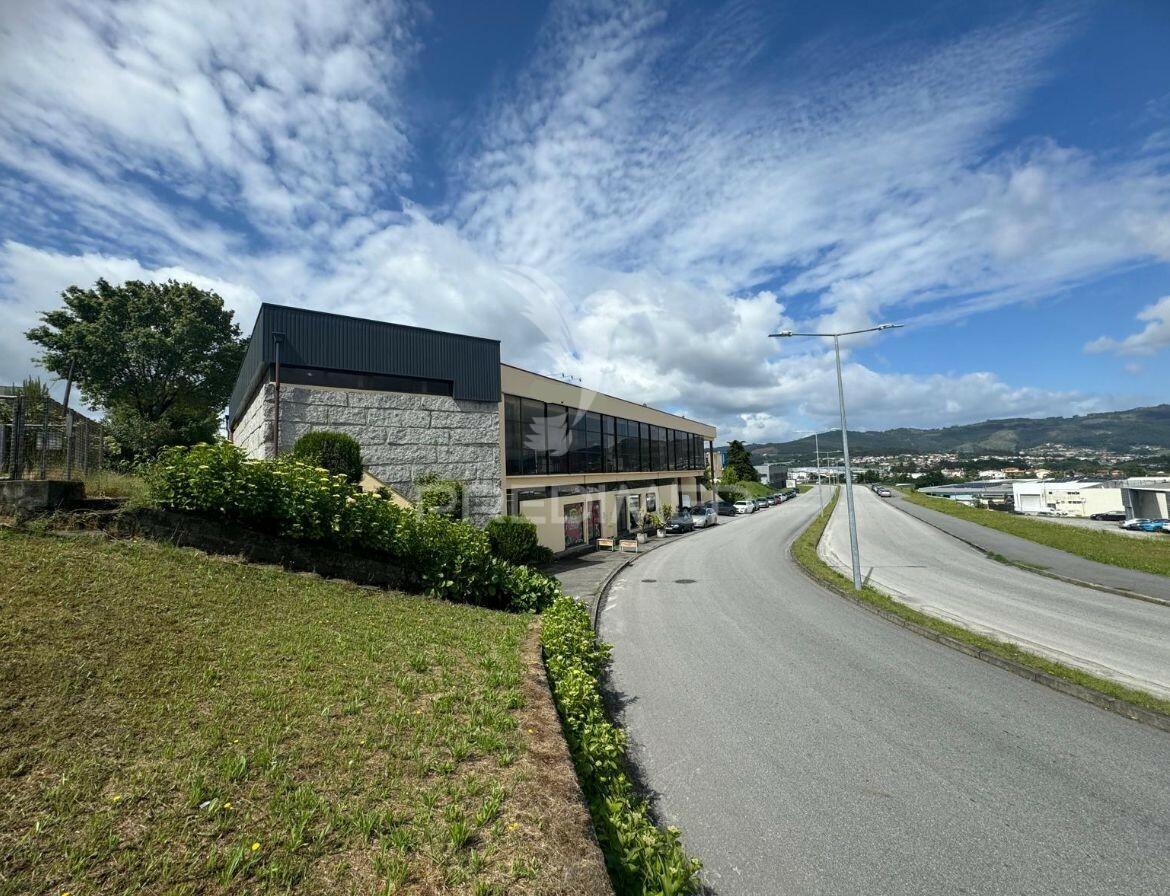 Pavilhão industrial em ponte  - guimarães