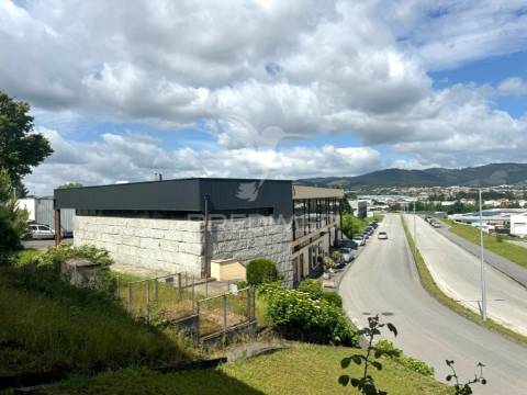 Pavilhão industrial em ponte  - guimarães