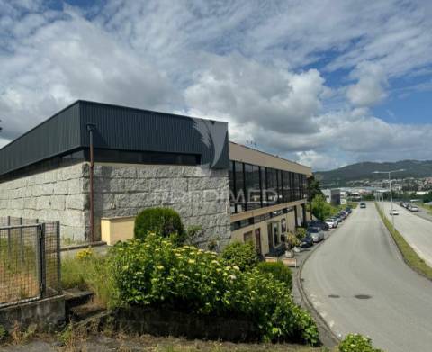 Pavilhão industrial em ponte  - guimarães