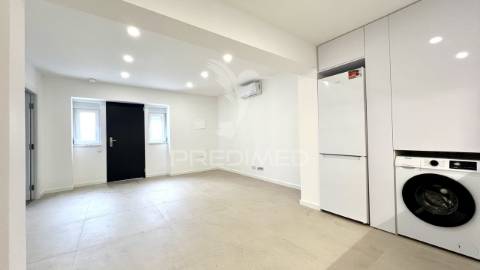 T1 r/c remodelado com frente para rua luiz ataíde - alhos vedros