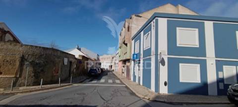 T1 r/c remodelado com frente para rua luiz ataíde - alhos vedros