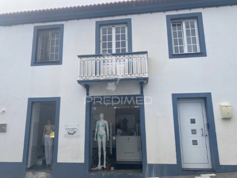 Oportunidade única no coração das velas: moradia t4 com quintal e zona comercial