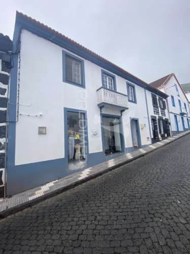 Oportunidade única no coração das velas: moradia t4 com quintal e zona comercial