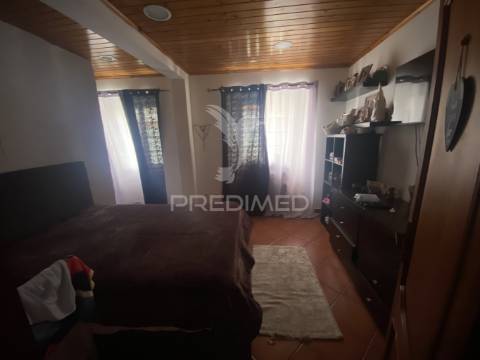 Oportunidade única no coração das velas: moradia t4 com quintal e zona comercial