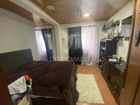 Oportunidade única no coração das velas: moradia t4 com quintal e zona comercial