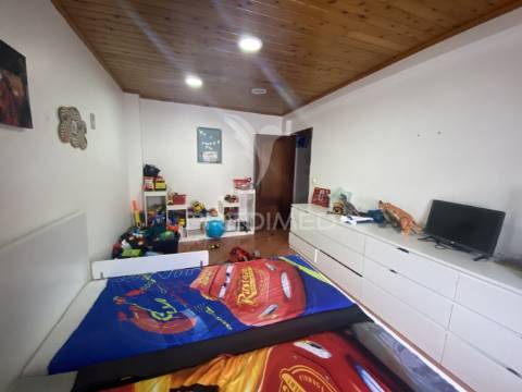 Oportunidade única no coração das velas: moradia t4 com quintal e zona comercial