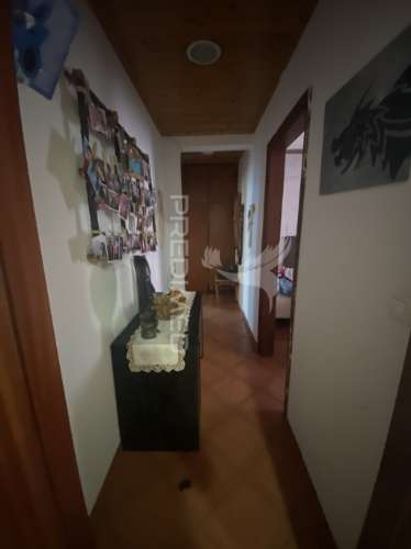 Oportunidade única no coração das velas: moradia t4 com quintal e zona comercial