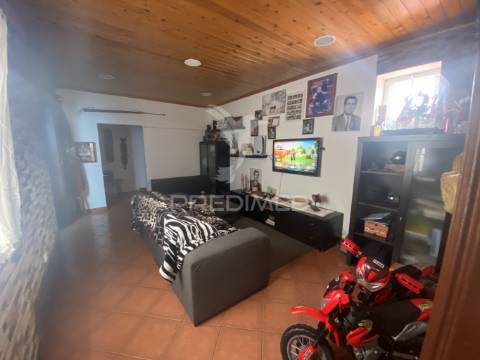 Oportunidade única no coração das velas: moradia t4 com quintal e zona comercial