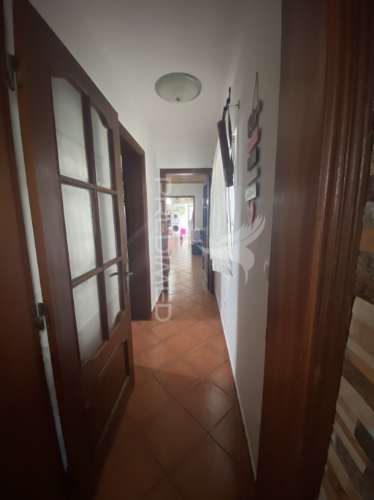 Oportunidade única no coração das velas: moradia t4 com quintal e zona comercial